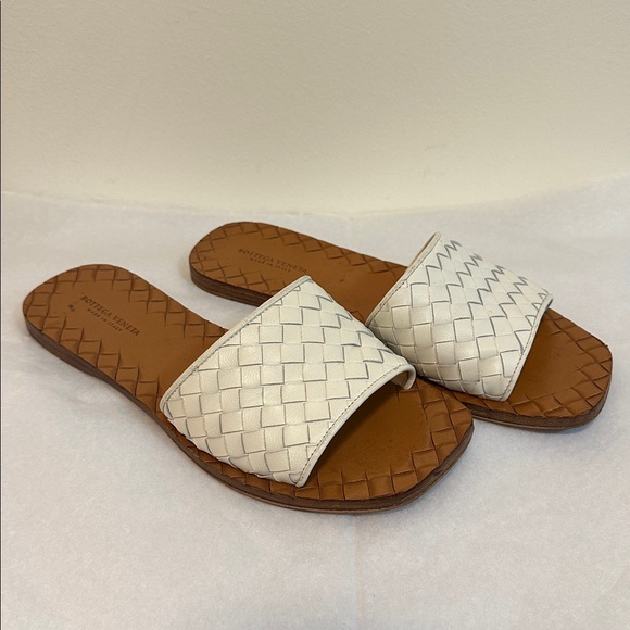 Bottega Veneta Women’s White Intrecciato Nappa Flat Sandals in size 36 - Picture 2 of 7